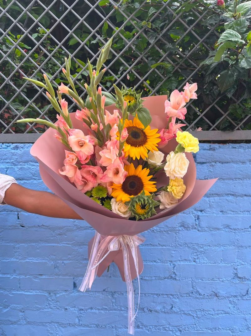 Colorful Charm – Premium Mixed Flowers