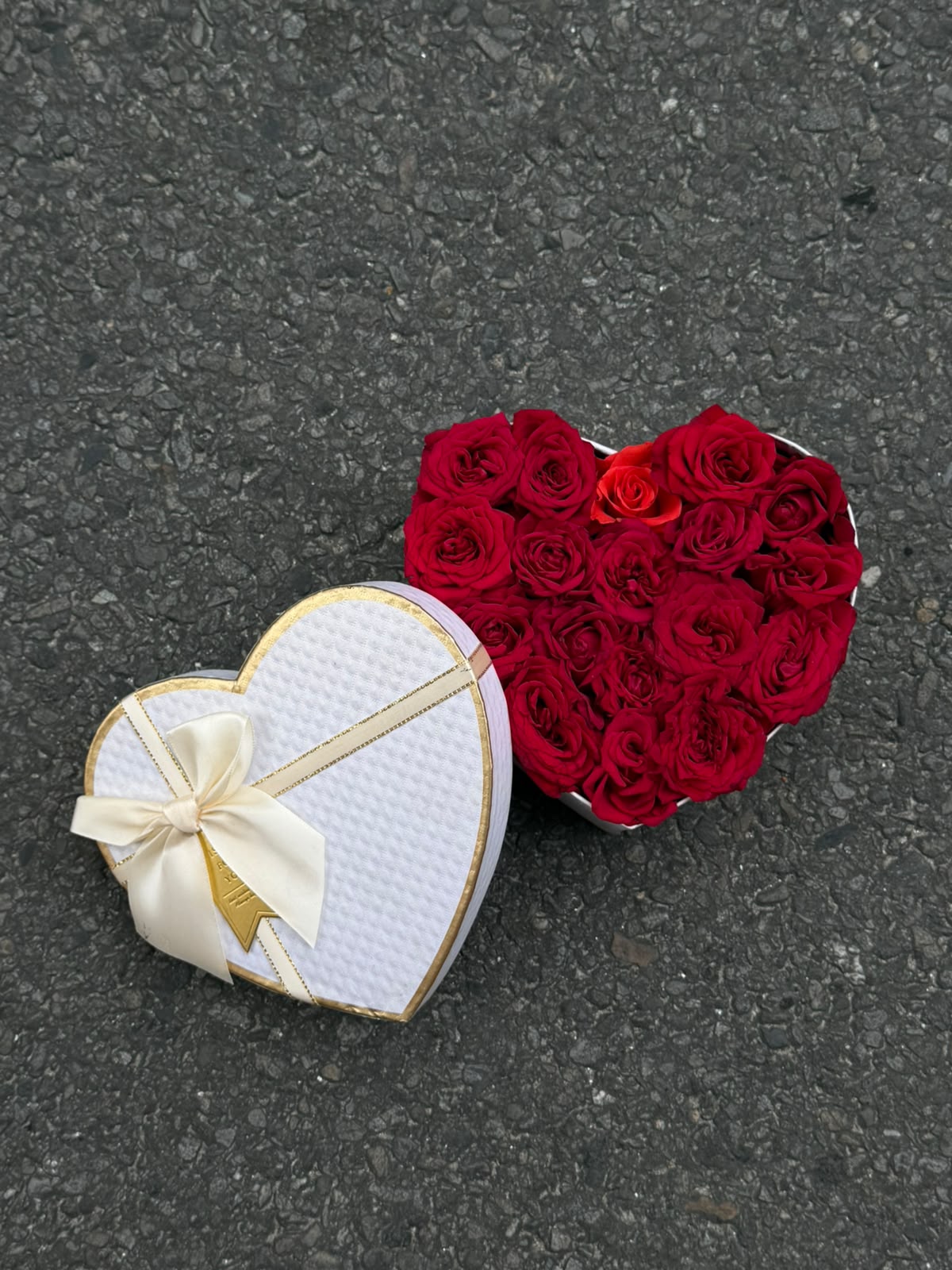 Rose Heart Box Rose size, shade, and bloom stage may vary slightly depending on seasonal availability.