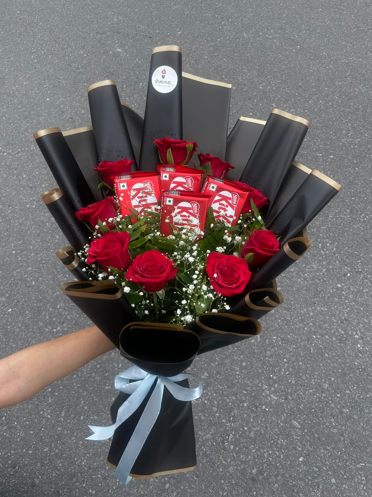 Rose size, bloom stage, and shade may vary slightly based on seasonal availability.Product images are for reference only; actual arrangement may vary slightly