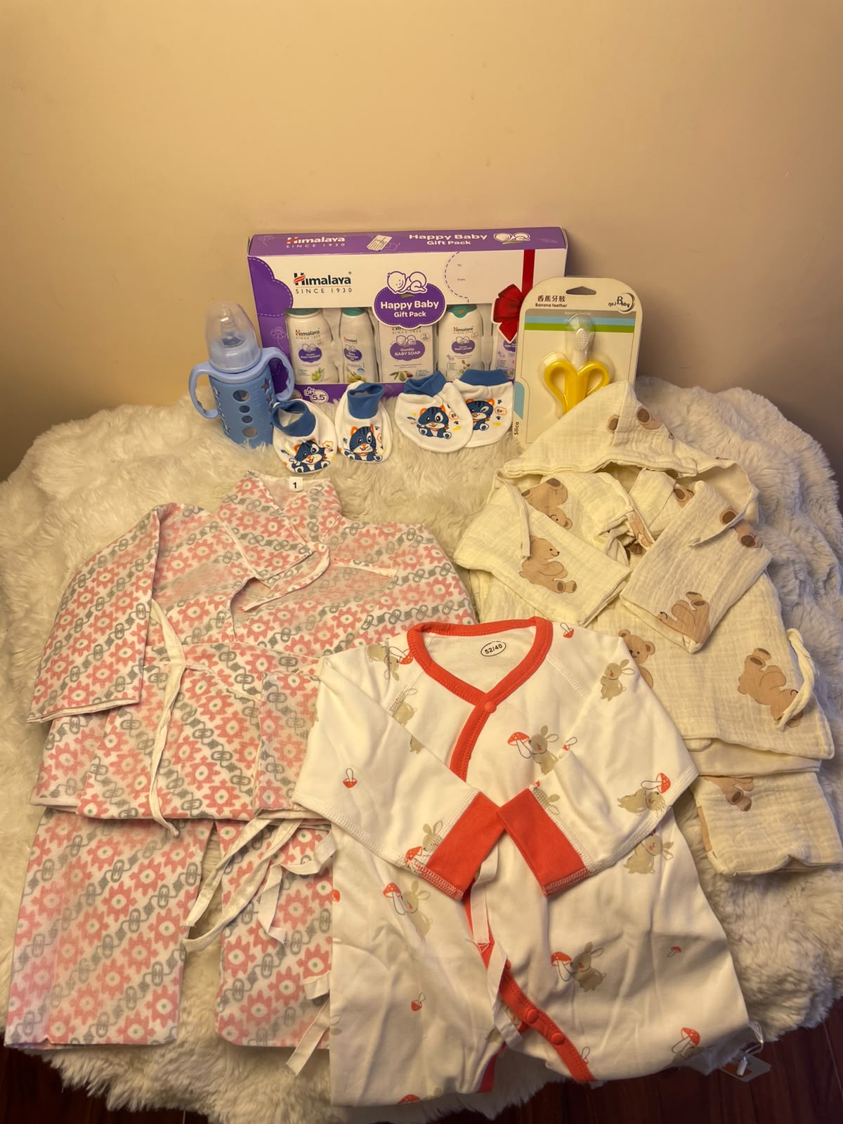 Little Baby Essentials Gift Set Baby clothing colors, patterns, sizes, and designs may vary depending on availability. Please check product labels, recommended age ranges, ingredients, and usage instructions before use. Product images are for illustrative purposes, and minor variations may occur.