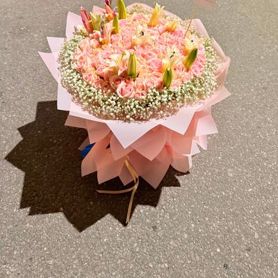 Pastel Grand – 100 Roses & 5 Lilies Bouquet