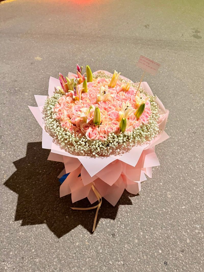Pastel Grand – 100 Roses & 5 Lilies Bouquet