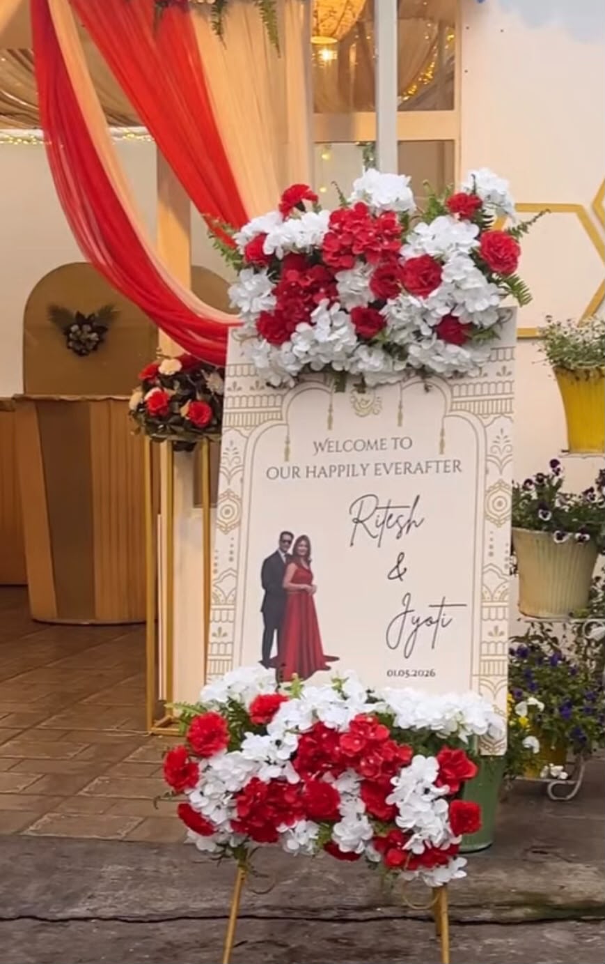 This setup offers a timeless combination of traditional auspicious colors and sophisticated floral design. The striking contrast between vivid red flowers and clean white accents creates a rich, celebratory atmosphere that commands attention, ensuring that speech podiums, ritual stages, and ceremony centers stand out grandly in video and photography.