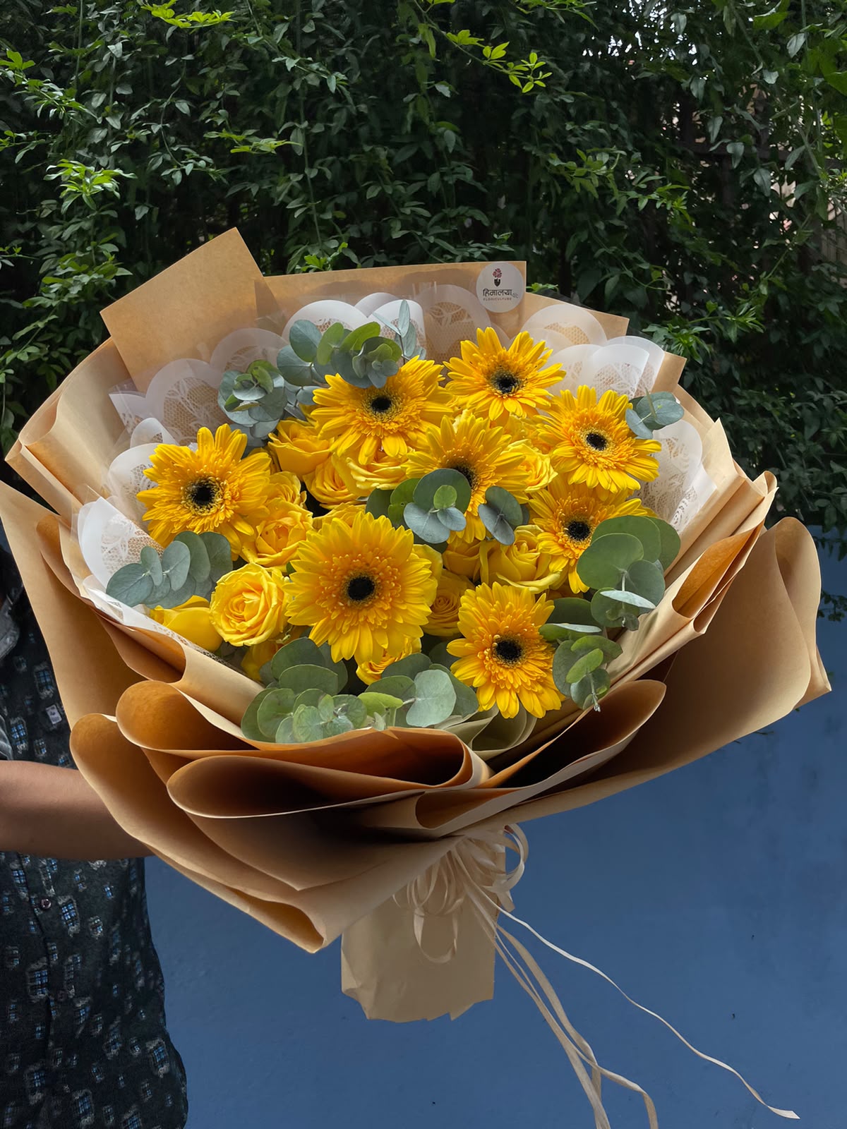 Golden Mix 25 Flower size, bloom stage, and foliage may vary slightly depending on seasonal availability. In case any flower or filler is unavailable, it may be replaced with a similar variety of equal value while maintaining the overall look and color theme.