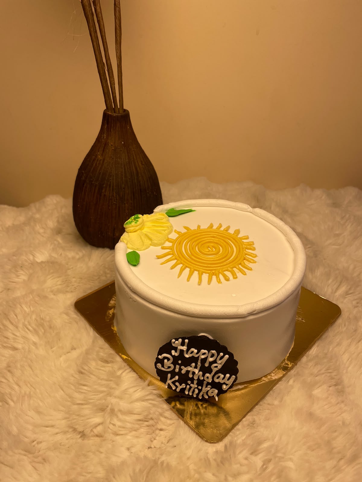 This cake is a perfect choice for anyone looking for a simple, elegant, and cheerful birthday cake. The sunshine-inspired design represents happiness, warmth, and positivity, making it a thoughtful way to celebrate someone’s special day. Its clean and versatile appearance also makes it suitable for both intimate celebrations and larger birthday gatherings.