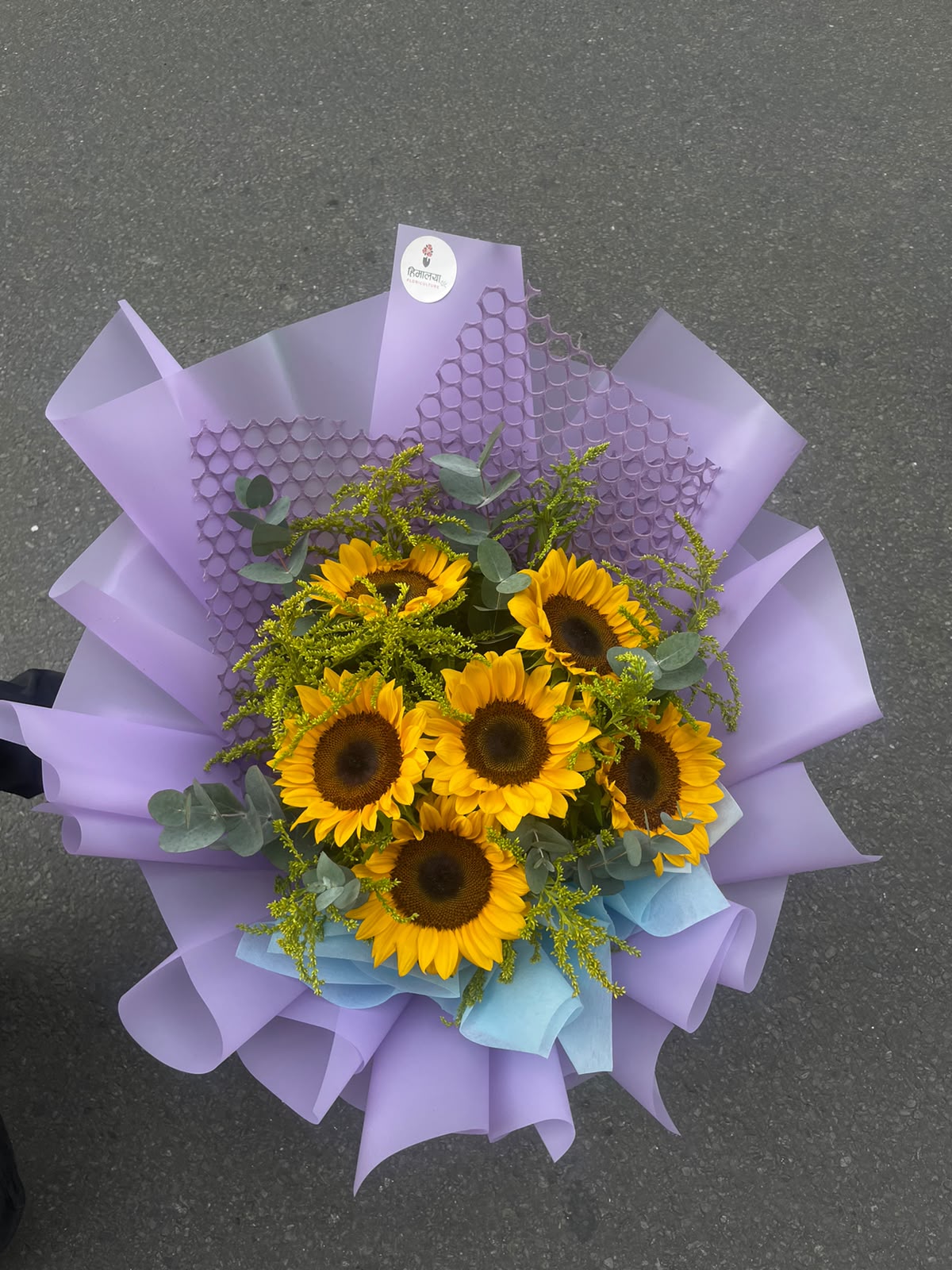 As these are fresh flowers, slight variations in color, size, shape, and bloom stage may occur. Flower availability and condition may vary depending on season.