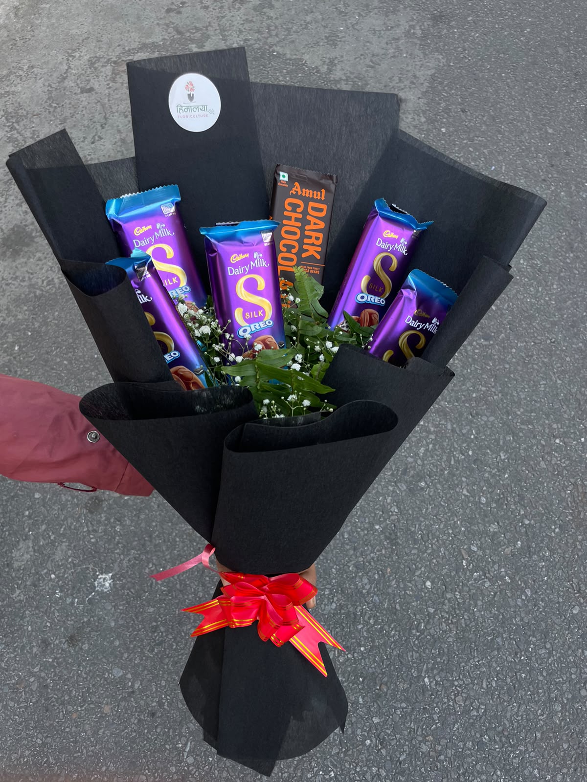 As each bouquet is handcrafted, the final product may differ slightly from the displayed image.