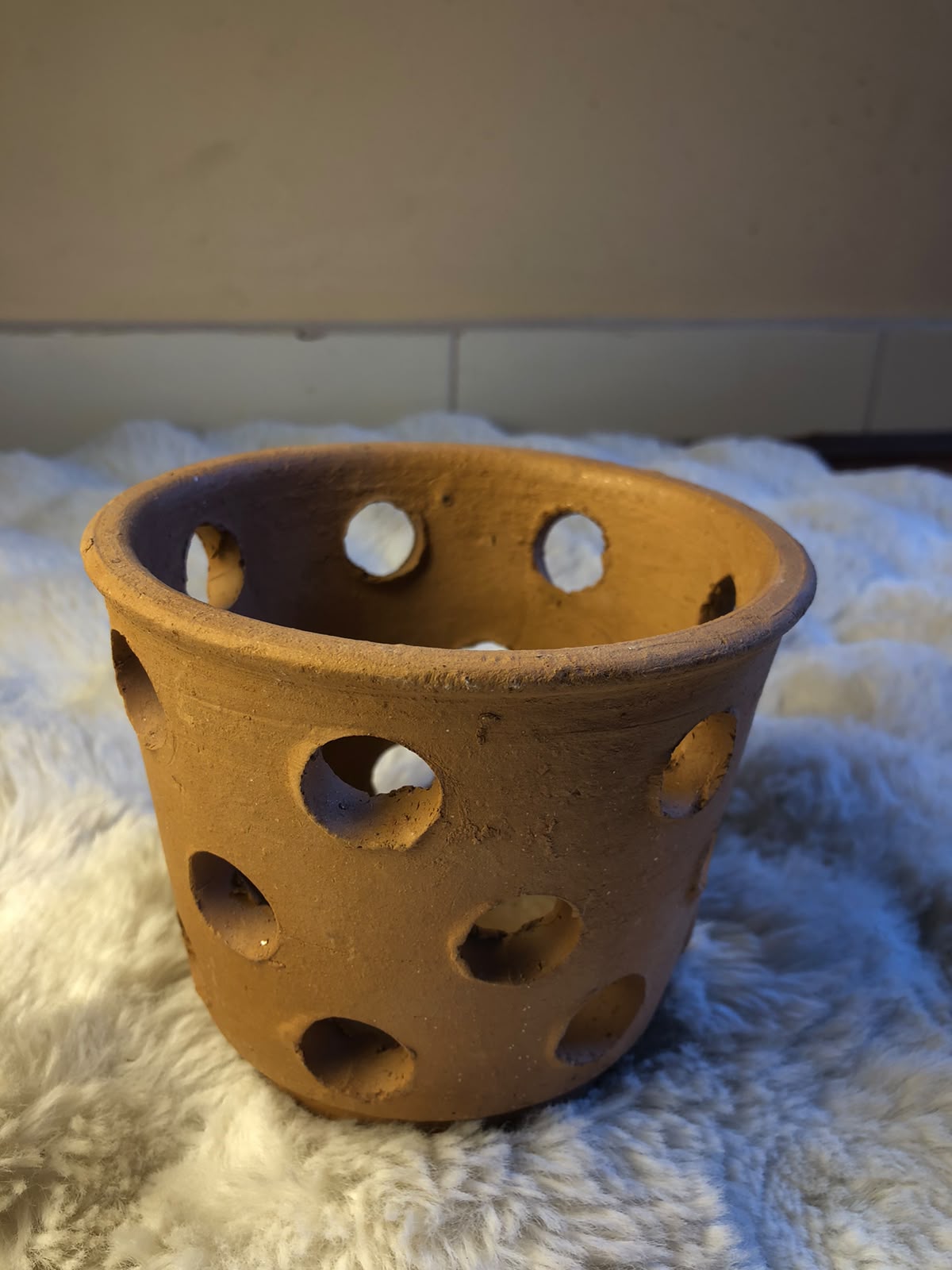 Product color, size, design, and finish may vary slightly due to lighting and screen settings. Drainage holes and water resistance may vary depending on the design. 