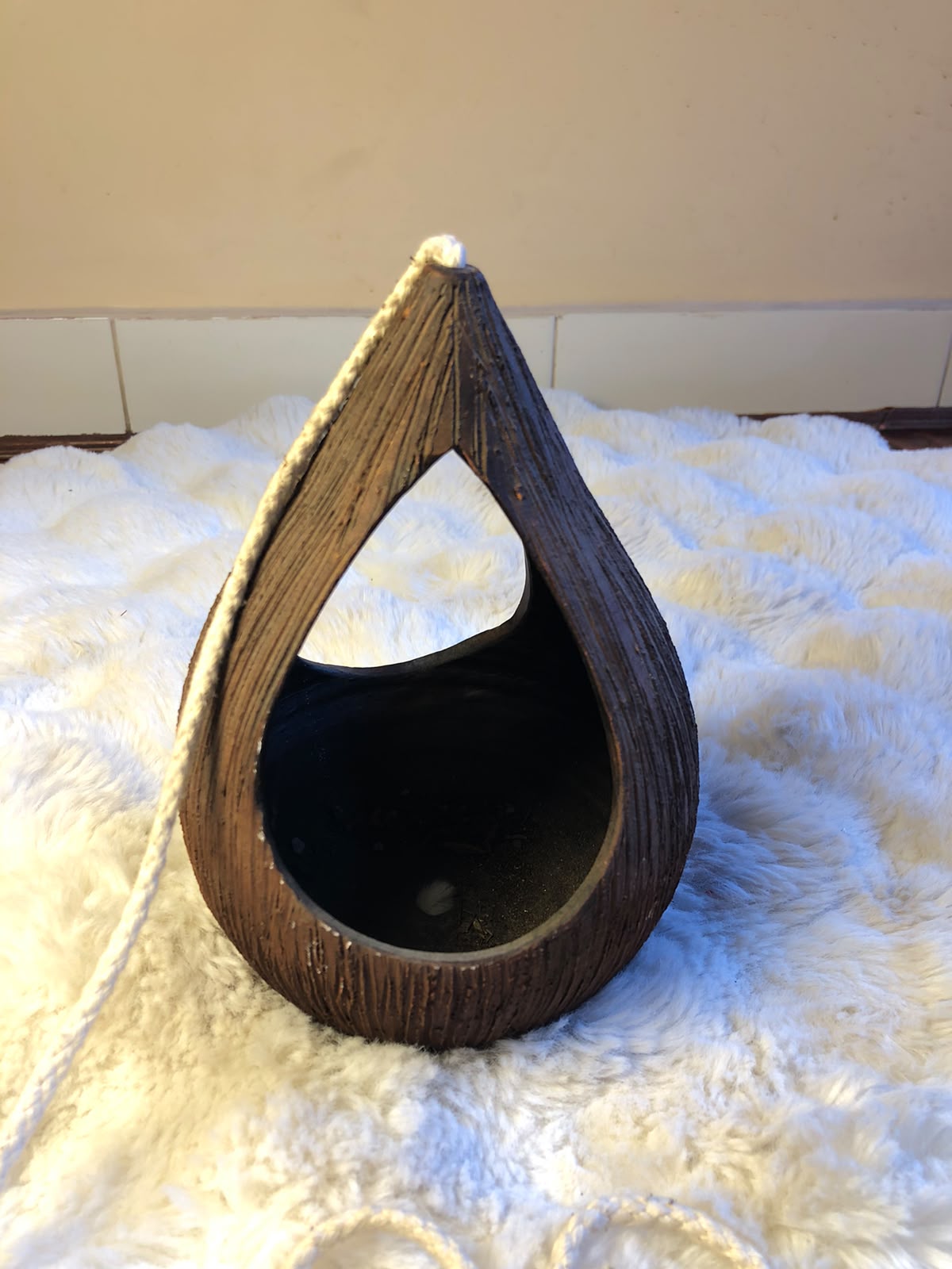 The product's color, texture, and finish may vary slightly due to lighting and screen settings. Ensure the planter is securely hung using a suitable support before use.